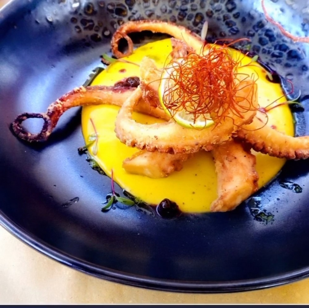 Polpo croccante su crema di patate