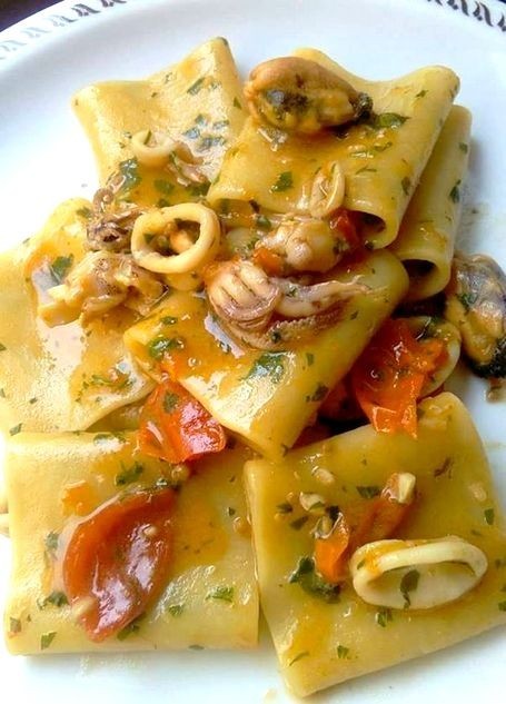 Paccheri al sugo di datterino con cozze e calamari