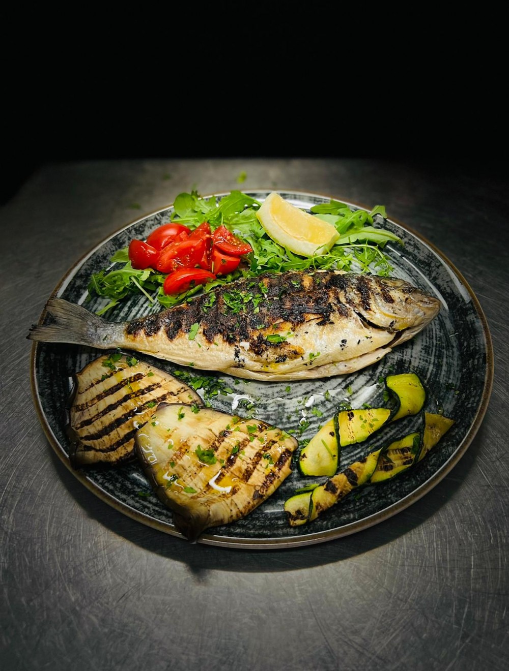 Pesce fresco grigliato con verdure