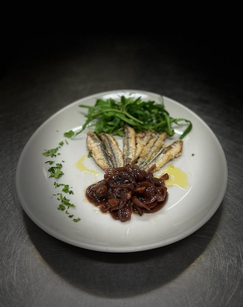 Acciughe fritte con cipolle rosse caramellate
